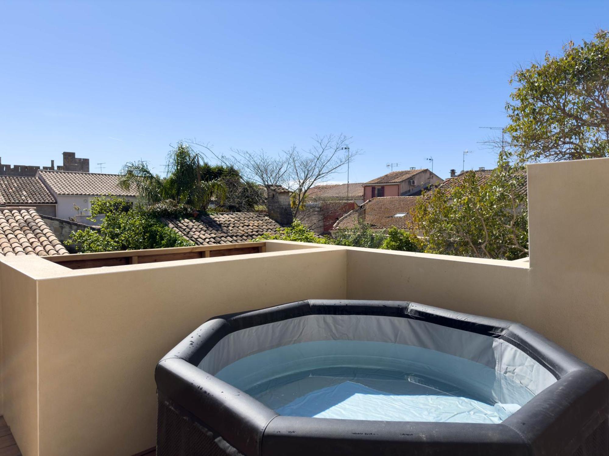 Les Suites Du 13 Aigues-Mortes Exterior foto